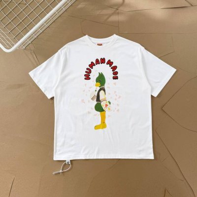 过验级Human Made插画系列站立绿头鸭爱心花瓣情侣款短袖T恤 2541 这件T恤上是卡通图案。主体是一只拟人化的鸭子形象，鸭子身体主要为绿色，喙和脚是黄色