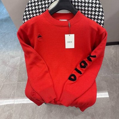 Dior迪奥 cd 绵羊毛混纺平纹针织毛衣 这款针织衫是二零二四春夏男装系列新品 来自And Otaniworkshop 联名系列 衣袖展示品牌刺绣 背面饰以本