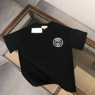 Gucci 夏季新款圆领短袖T恤 高端纯棉面料 手感质感都极完美 修身裁剪设计干净利落 时尚又好看 走线做工非常精致 版型效果超赞 而且透气性能超强 任何年龄阶