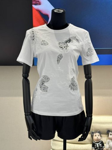 ermanno Scervino 中文: 依玛诺 被誉为世界蕾丝之王 是来自意大利顶级奢侈时装品牌 [ 蕾丝T ] 原版高订 穿出不一样的感觉 重工刺绣立体花朵