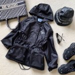 prada 走秀限量款机能风口袋外套原版托老代购重金购入..官网 专柜一件难求 这款不订货是拿不到的 火爆程度可想而知这个外套版型超级好看 长度刚刚好 上身既显
