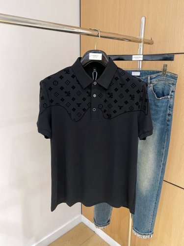 lv25Ss新款春夏短袖翻领T恤Polo，最高版本客供定制高端朱地面料简单时尚款，螺纹拼色螺纹配色超级好看！经典Logo简单大方的款式！满满的高级感，四季可穿。