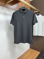 boss 2025春夏经典的Polo领设计，搭配简洁的单排扣，线条利落流畅，巧妙修饰颈部线条，彰显优雅绅士格调。左胸处精致的品牌标识，采用无痕压胶工艺，细腻而平
