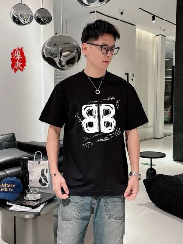 巴黎世家。2540春夏新品时尚圆领短袖高级定制百搭款式！更有实用感 任何人都可以轻松驾驭 采用95%棉+5%天丝面料制作，手感非常奈斯，不起球，不变形，奢华经典