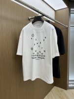 Mm6 Ss夏装新品 专柜在售 最新系列图案Logo短袖T恤 必须人手一件的节奏！ 进口顶极精梳棉面料，极为亲肤舒适 摸上去非常的细腻，质感很好，完美体现立体感
