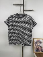 款号G655 新款Dior迪奥 春夏新款Cd纯棉短袖宽松T恤针织满印男女同款 Dior Icons 系列以随意而优雅的风格彰显 Dior 的经典标识与精湛工艺。