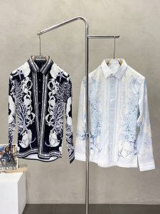 versace范思哲独家专供新款男士休闲衬衫 高端定制 高端版本 时尚百搭爆款进口面料 手感超柔软细腻 穿着亲肤舒适 高端精品 代工厂P精细做工 上身非常赞 男