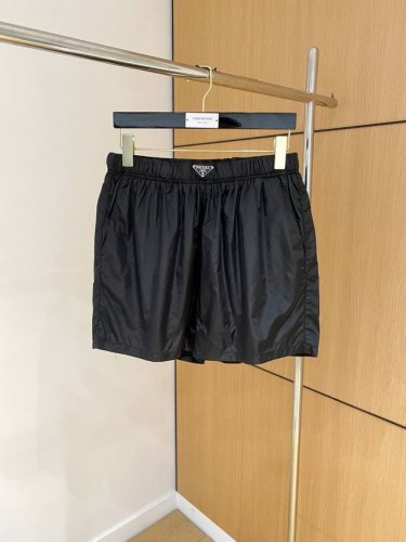 普拉达三标齐全 2025夏季新款男士休闲短裤，高级定制面料透气面料 透气弹力舒适度极高，细节无可挑剔，顶级辅料配备，原版Logo设计理念，手感细腻柔软！上身版型