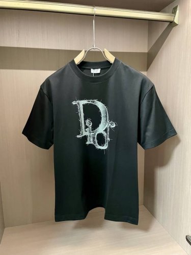 Dior 2025春夏新款首发专柜最新款短袖圆领T恤 高端订制 设计前卫时尚！品牌Logo重工艺设计 高端定制丝光云朵棉面料.手感柔软.穿着舒适.专柜级别精致车
