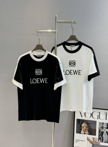Loe*We罗意*威25S新款T恤.男女同款！拼接设计.撞色搭配.采用客供定制280G纯棉面料，柔软舒适.胸前立体刺绣设计.时尚又个性，永恒经典。原版定制三标齐