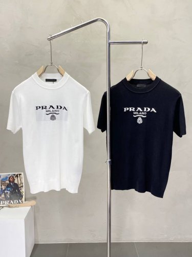 prada普拉达独家专供春夏新款原单男士休闲针织短袖。高端定制 高版本 时尚百搭爆款原版进口面料 Logo图案设计 手感超柔软细腻 穿着亲肤舒适 高端精品 代工