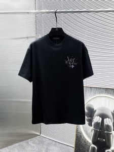 路易威登 Lv 新款 圆领 短袖 T恤 体恤 半袖 ，高端版本！专柜定制面料 透气舒适度高，细节无可挑剔，品牌元素设计理念，体现高品质。手感细腻柔软！呈现休闲裁