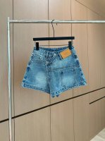 爆款现货 原单品质 Chane*｜重工错层牛仔短裤 采用高端定制面料，牛仔穿起来非常舒适，常规设计，包容性好，色系增添视觉魅力，而且裤子的纹路会非常细腻，是非常