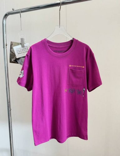 价格P： 品名：Ch 克罗*限定刺绣紫色口袋短袖T恤 尺码：S.M.L 颜色：紫色 克罗心小紫哈哈哈哈 看到一下子就Get了。真的好喜欢这季的紫色，联名款简直爆