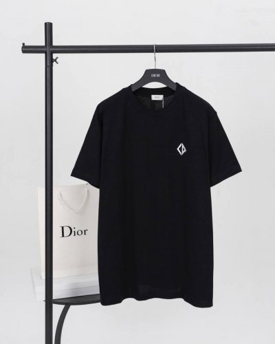 顶级版本.官网品质 dior迪奥 25新款反光烫画短袖T恤 这款Cd Diamondt恤是二零二五秋季男装系列新品 焕新演绎衣橱经典单品 采用黑色棉质平纹针织面