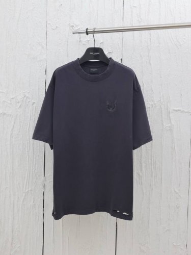 Balenciag* 巴黎Blcg 25闪粉麦穗圆领短袖 采用15S精棉平纹，正面饰以闪亮艺术作品印花，金沙闪粉印花是在面料表面形成金属质感闪光效果的装饰工艺，