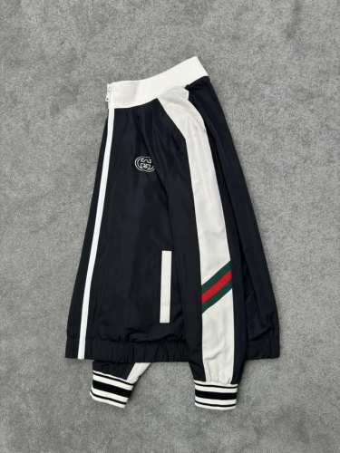 Gucci 25春夏新品 轻薄立领夹克 超轻薄薄丝滑材质 亲肤舒适 透气性优良 胸口双G刺绣Logo 袖臂红绿彩色织带 袖口螺纹针织 细节辅料全齐 尺码 M-3