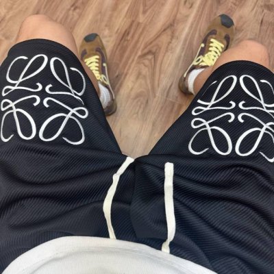 loewe 2025Ss 罗意威刺绣五分沙滩短裤 夏日俊男靓女必备单品之一 上身真的炸裂太好看了 气场十足 万针百灵达专机刺绣工艺 细节立体饱满 黑白撞色不挑人