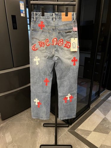高端复刻 Chrome Hearts 克罗心 25Fw Ch海外定制限定系列 梵文十字贴布拼皮牛仔裤 蓝 蓝红配色 定制限定款 潮流玩家们，克罗心限定牛仔裤震撼