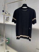 Bbr 2025春夏最新款同步上新圆领短袖T恤。采用客供牛奶丝双丝光面料，透气孔速干，手感如缎面丝滑柔软舒适透气，胸前品牌Logo战马标标志彰显品牌奢华，时尚潮