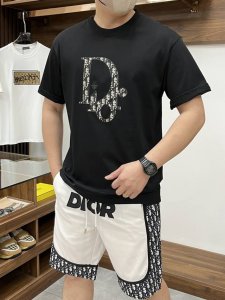 Dior 迪奥 2025Ss夏装新品休闲短袖套装 明星最爱时尚简约大方 干净利落剪裁 都市风十足 采用精品定制面料 手感软糯干爽 上身效果挺括有型 立体剪裁工艺