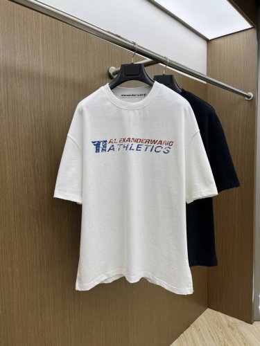 aw Ss夏装新品 专柜在售 最新系列图案Logo短袖T恤 必须人手一件的节奏！ 进口顶极精梳棉面料，极为亲肤舒适 摸上去非常的细腻，质感很好，完美体现立体感