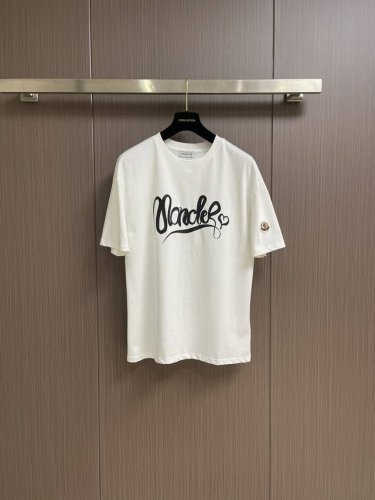 Moncler 2025Ss早春新款标识短袖T恤，定制尊享丝光密纺棉，Moncler标识印花如繁星点点，前后点缀与黑色之上。厚板印花，利用厚板印胶机，将设计图案