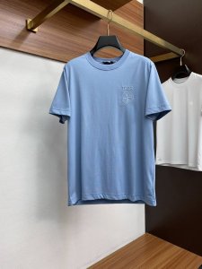 迪奥 2025春夏新款首发专柜最新款短袖圆领T恤 高端订制 设计前卫时尚 品牌Logo重工艺设计 高端定制丝光棉面料.手感柔软.穿着舒适.专柜级别精致车线.做工
