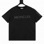 Moncler 蒙口 印花袖袋标识短袖T恤 定制天丝摩尔平纹料，厚板印花工艺，利用厚板印胶机，将设计图案转化为可印刷的模板，通过压力将图案逐层印在纺织品上，整个