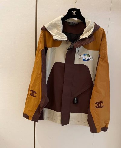 vintage Cc拼色连帽冲风衣 户外首选必入单品 超好看的撞色拼色 宽松版型 兼具简约和实穿性 连帽设计 自带慵懒的时髦感 尺码Sml