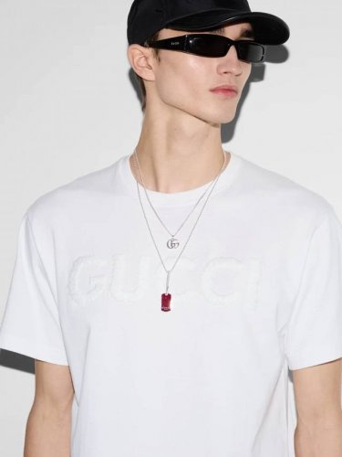 款号 331 gucci新品 早春系列高克重短袖 选用客供定制针织100%纯棉面打造,面料手感细腻 厚实有质感的纯棉布 高密度的机织工艺 如棉絮般柔紧致舒适 有