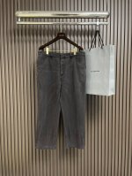 prada 后袋标识刺绣牛仔裤，经典的五袋裤，客供的丹宁，料薄且质软，横向极微弹力，中度水洗，浅浅的牛仔蓝，非常干净纯色！跟浅色上衣配一脸。能与同款搭配营造时尚