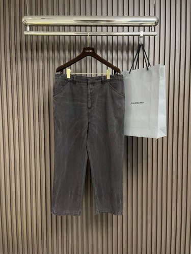 prada 后袋标识刺绣牛仔裤，经典的五袋裤，客供的丹宁，料薄且质软，横向极微弹力，中度水洗，浅浅的牛仔蓝，非常干净纯色！跟浅色上衣配一脸。能与同款搭配营造时尚