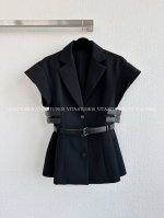 爆款少量现货 腰带纽扣夹克外套 选用羊毛与涤纶混纺 里衬100%真丝 手感细腻柔滑，涤纶则提升了面料的挺括感与耐用性，不易变形，能长久保持修身廓形，穿着时既舒适