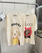 品名：Gucc* 可爱宠物系列猫猫狗狗短袖T恤 尺码：M.L 颜色：奶杏色 G家短袖真的一眼就戳中我心巴，奶白色的底色，清新又温柔，上面印着可可爱爱的小动物！*