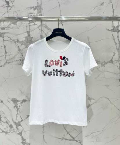 17717# louisvuitto*植绒爱心T简约大气款 品牌Logo英文以独特的小爱心呈现 水胶浆印花和立体植绒结合很有层次感 使得整体俏皮灵动 两颗心型图