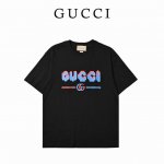 Gucci 古驰 数码字母Logo高克重印花短袖T恤 选用客供定制针织100%纯棉面打造,面料手感细腻，厚实有质感的纯棉布，高密度的机织工艺，如棉絮般柔紧致舒适