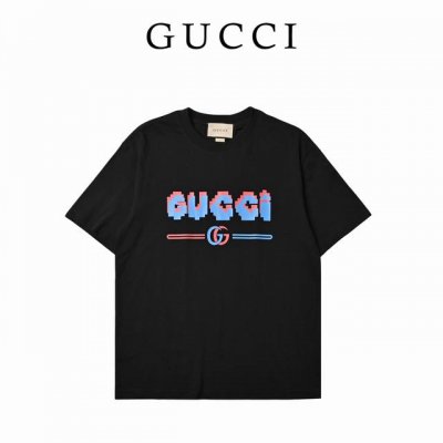Gucci 古驰 数码字母Logo高克重印花短袖T恤 选用客供定制针织100%纯棉面打造,面料手感细腻，厚实有质感的纯棉布，高密度的机织工艺，如棉絮般柔紧致舒适