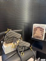 大号 小号 配飞机盒折叠盒子 迪奥马鞍包Dior 颜值很到位 实用性非常好 任何风格都可驾驭 加上又A又飒的感觉风格 尺寸：大号24 21 小号17 16 货号