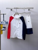 蒙口 2025夏季防晒衣套装，采用进口轻尼龙科技面料制作，3D印花上身柔软舒适，防风防雨防晒，并且超级轻盈！款式更是时尚有型，五金全部客供，拉链刻有专柜品牌Lo
