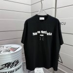 Mm6 马吉*拉2025春夏新款 Mm6字母图腾经典 发泡工艺 短袖T恤 定制双纱平纹纯棉面料 男女同款. 颜色 白色 黑色 尺码 S 90-130斤 M 12