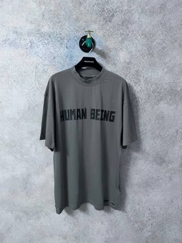 原版开发 顶级版本 balenciaga*巴黎25Ss Human系列字母破坏不规则下摆短袖T恤 采用平纹针织面料 不对称底部 正面饰以Human Being艺