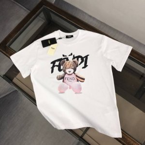 Fendi芬迪 夏季新款圆领短袖T恤 手感质感都极完美 修身裁剪设计干净利落 时尚又好看 走线做工非常精致 版型效果超赞 而且透气性能超强 任何年龄阶段都可轻松