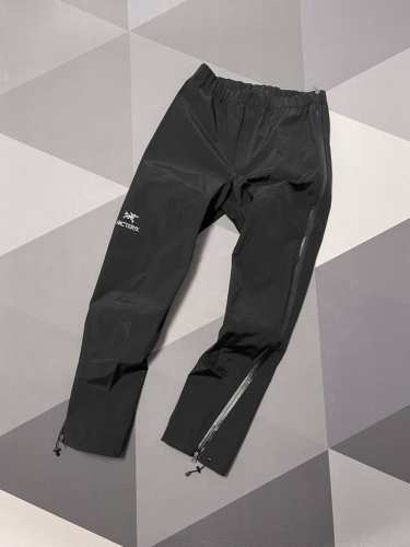 230 Arcteryx始祖鸟Beat Ants 侧边拉链硬壳长裤户外必备，尺码S-M-L-Xl；颜色：黑色。 又到春季，又到踏青的季节，尤其是一些喜欢户外的朋