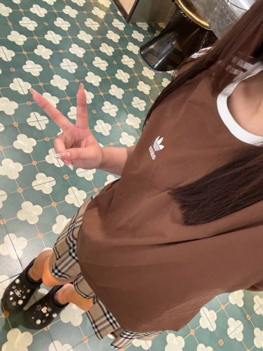 上新 Adidas三叶草Vintage中古限定刺绣Logo三杠短袖 显白T恤Look好喜欢这种衬肤的颜色 穿上秒变冷白皮 衬得人皮肤不要太好 重工立体刺绣Log
