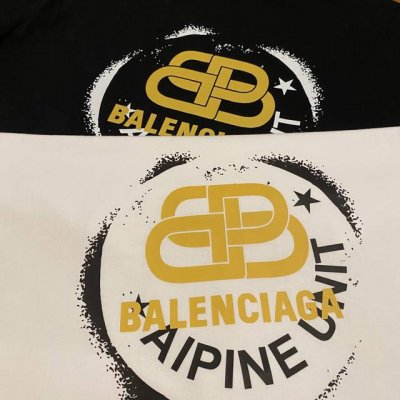 巴黎世家Balenciaga金色锁扣经典款印花休闲百搭情侣款短袖T恤 穿上就是舒适自在 减龄又显瘦的存在 慵懒而随性 结合干净简单的色系就特别耐看 适合日常穿着