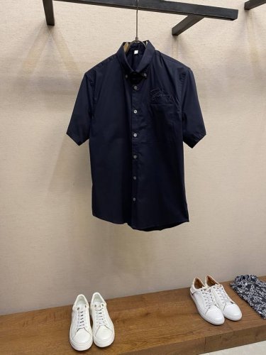 bbr、Bur净色世家新品男士高端时装款高支棉面料Logo刺绣男士小尖领商务休闲长袖衬衫 设计符合巴*莉美学设计，胸前刺绣大Logo打造，辨识度非常鲜明，属于灵