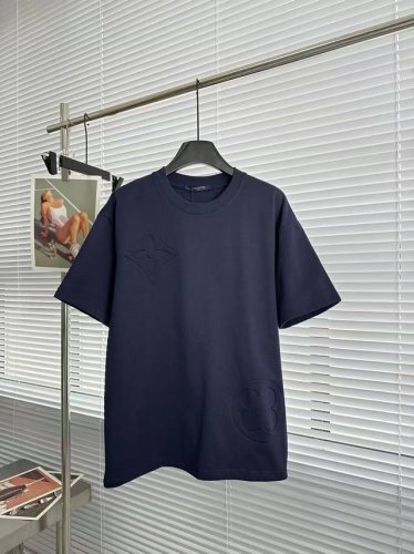 lv 路易威登夏季新款印章浮雕限定短袖 面料：采用290克40支双股面料 搭配一比一螺纹 质感无敌 印花：采用进口压花机工艺 做工细节完美无敌 此款独特的风格经