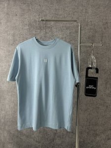 givenchy纪梵希2025新款字母刺绣圆领短袖T恤男女同款 纪梵希经典T恤，简约大气。标志性的四宫格Logo低调点缀胸前，背面饰以小号Givenchy Lo