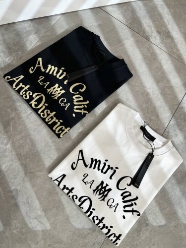 Amiri 2025春夏新款男女同款短袖T恤 最新款全网独家首上 ~既经典有时尚百搭 谁不爱啊 将经典再次展现 非常的耐看 自带低奢光环与辨识度 pr*Da传统